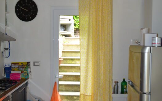 PEGLI VIA VARENNA – MANSARDA CON SPAZIO ESTERNO